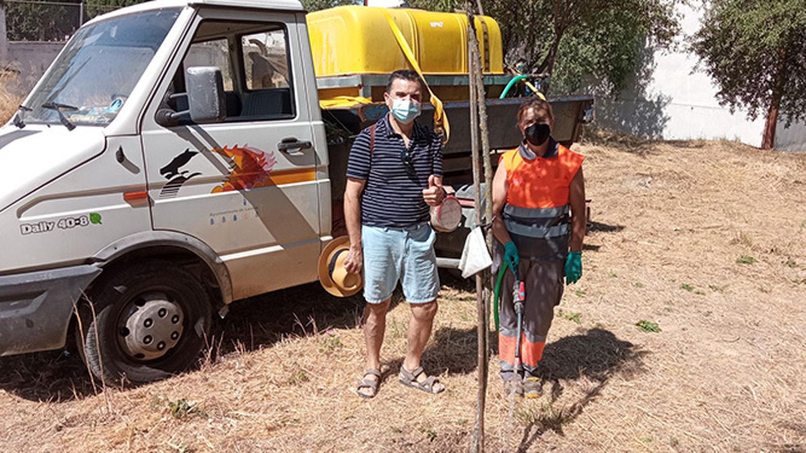 El presidente de Mejorana y una operaria municipal.