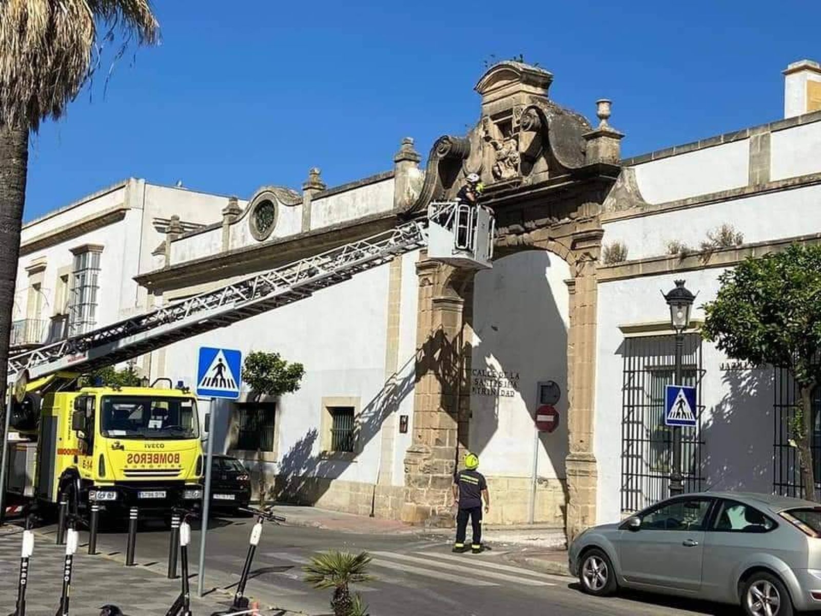 Los bomberos, este martes en el arco de  Santísima Trinidad.