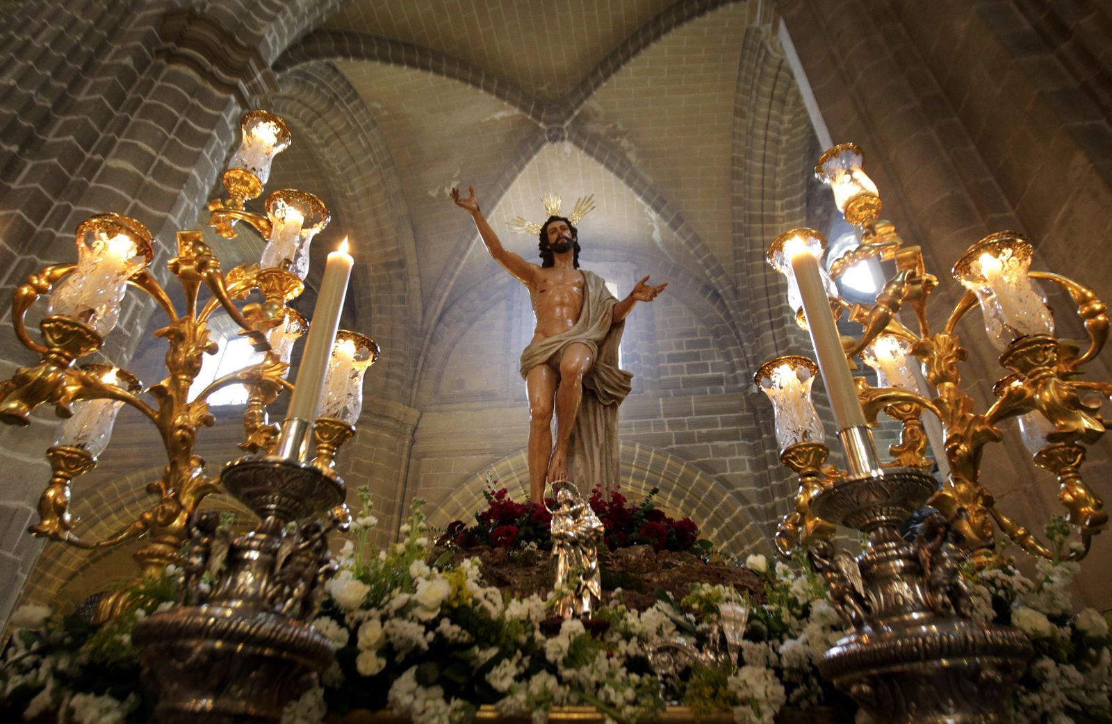 Imagen del Señor de la Sagrada Resurrección saliendo de la Catedral.
