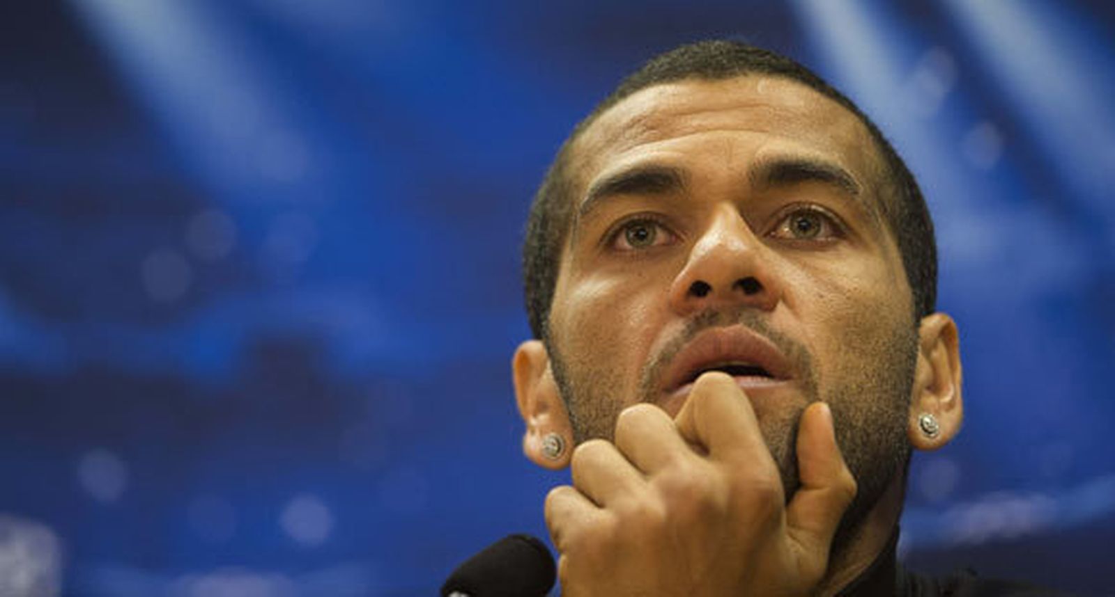 Dani Alves firma con la Juventus hasta 2018