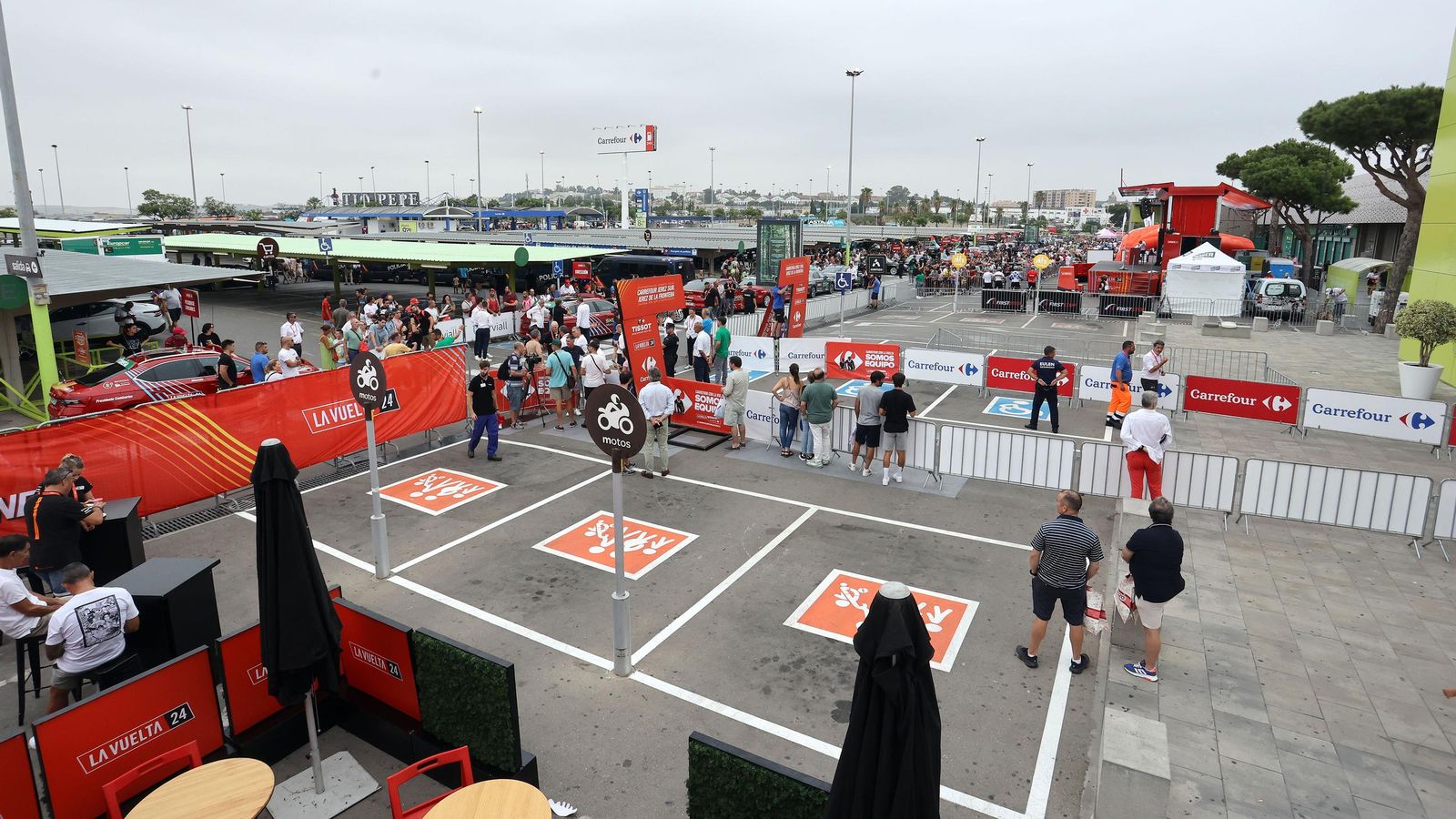 Así fue la salida de la Vuelta España desde Carrefour Sur en Jerez