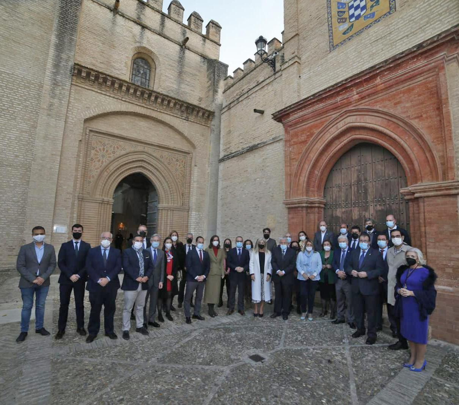Foto de familia del comienzo de los actos del octavo centenario.
