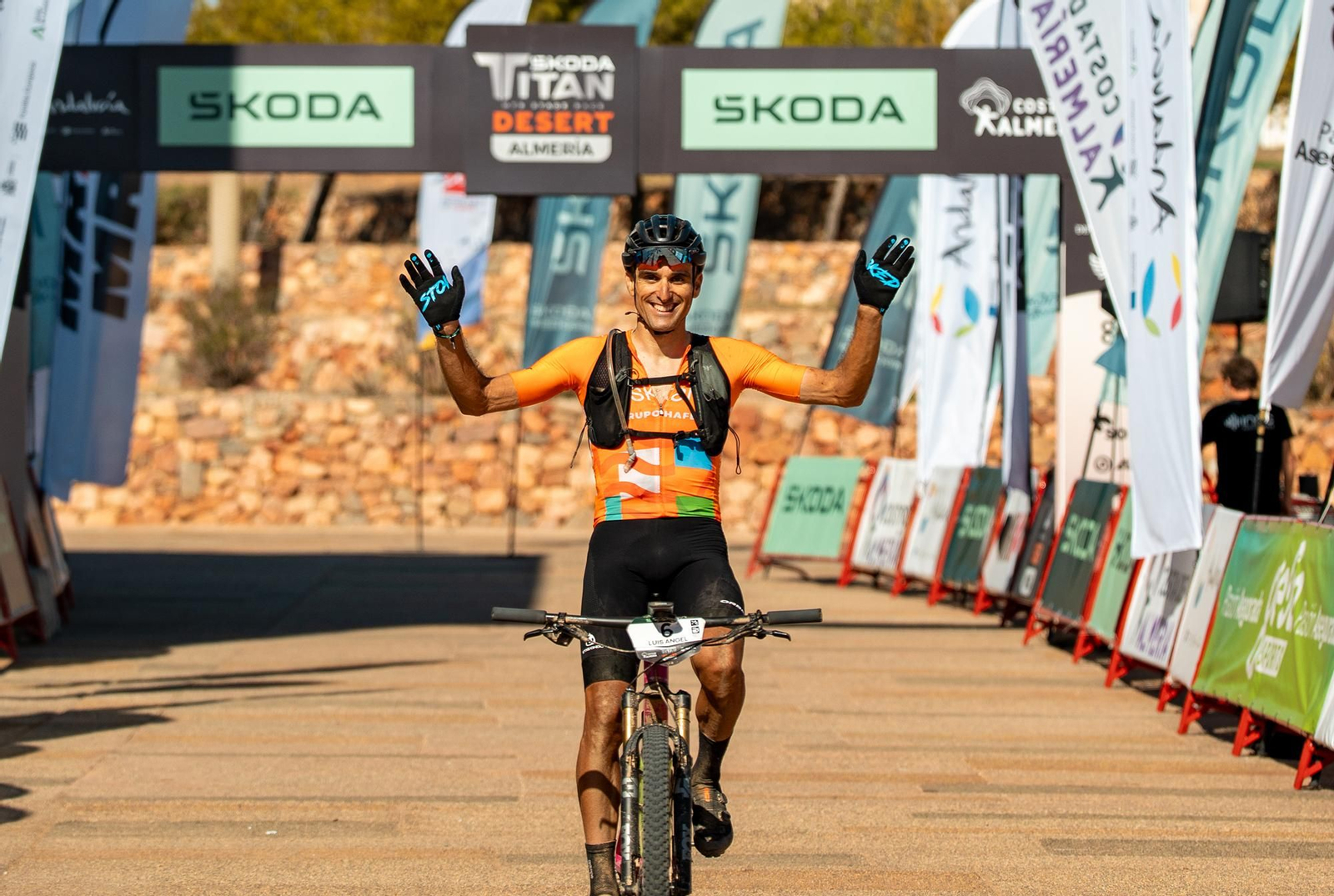Uno de los participantes en la edición del pasado año a su llegada a la línea de meta.
