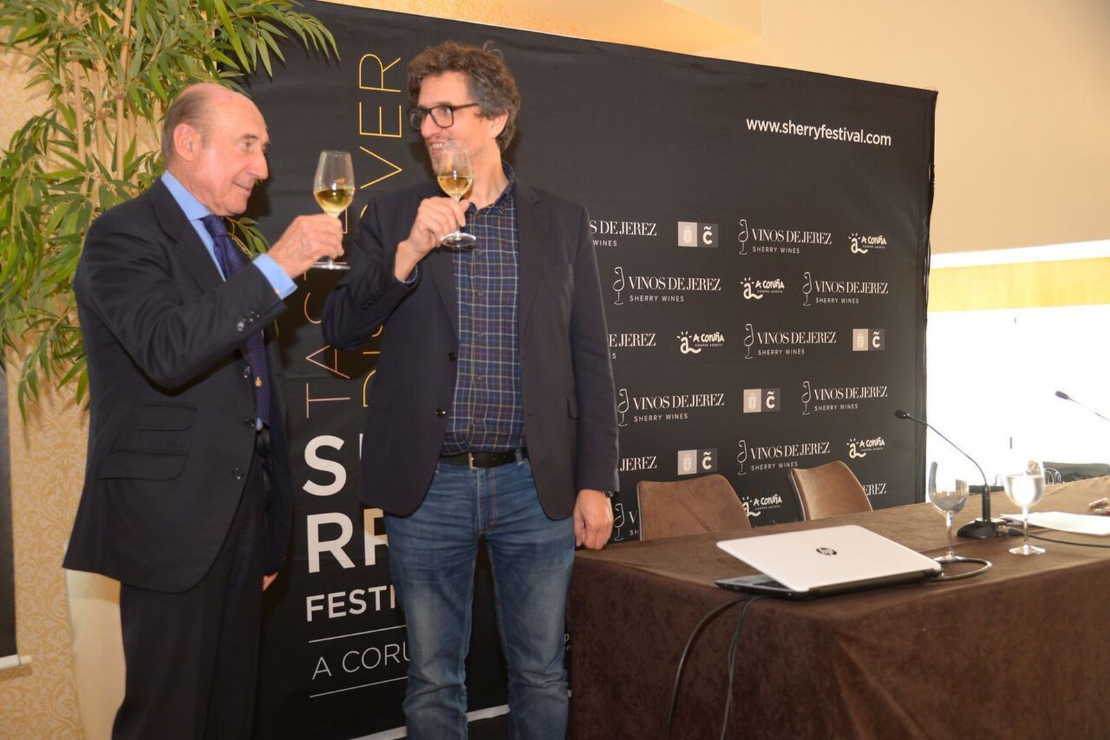 Brindis ayer de los presidentes del Consejo y el Consorcio de Turismo coruñés.