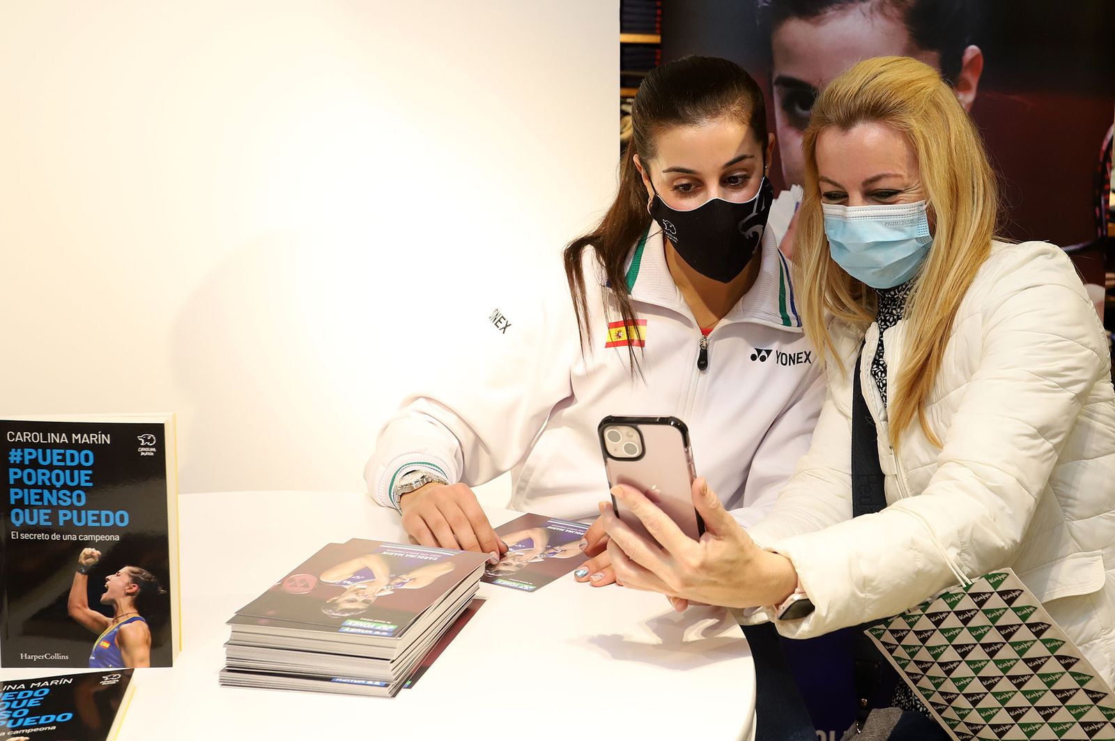 Huelva 2021: Carolina Marín firma autógrafos en el Corte Inglés de Huelva durante el Mundial de Bádminton