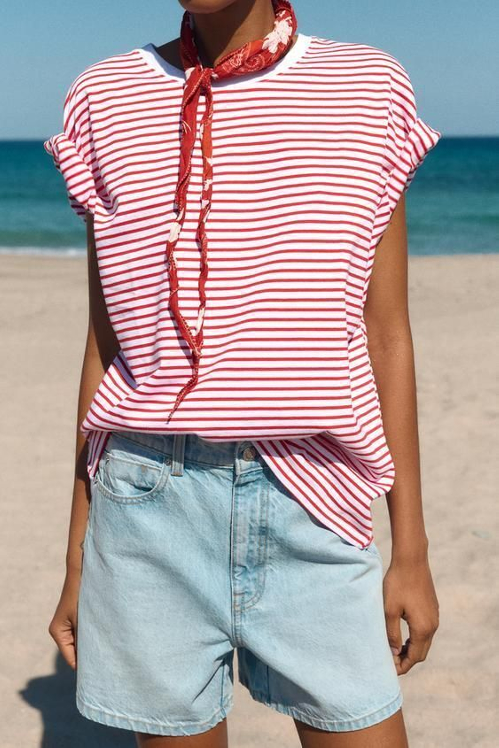Camiseta con rayas rojas de Zara. Camiseta con rayas rojas de Zara.