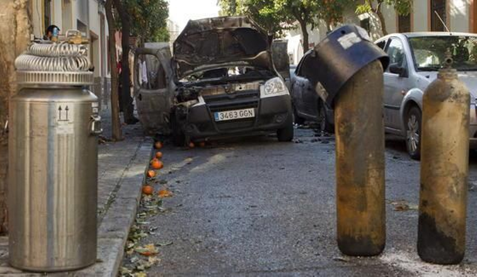 Los coches que estaban estacionados junto a la furgoneta siniestrada resultan dañados por la explosión.

Foto: Jaime Martínez
