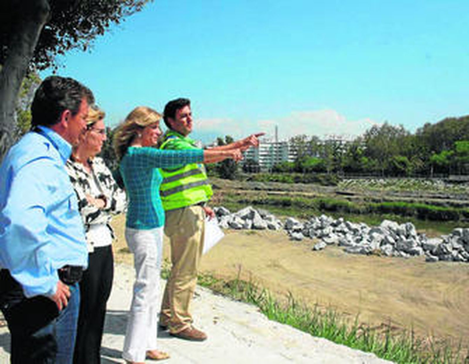 La alcaldesa de Fuengirola, durante su visita al parque fluvial.
