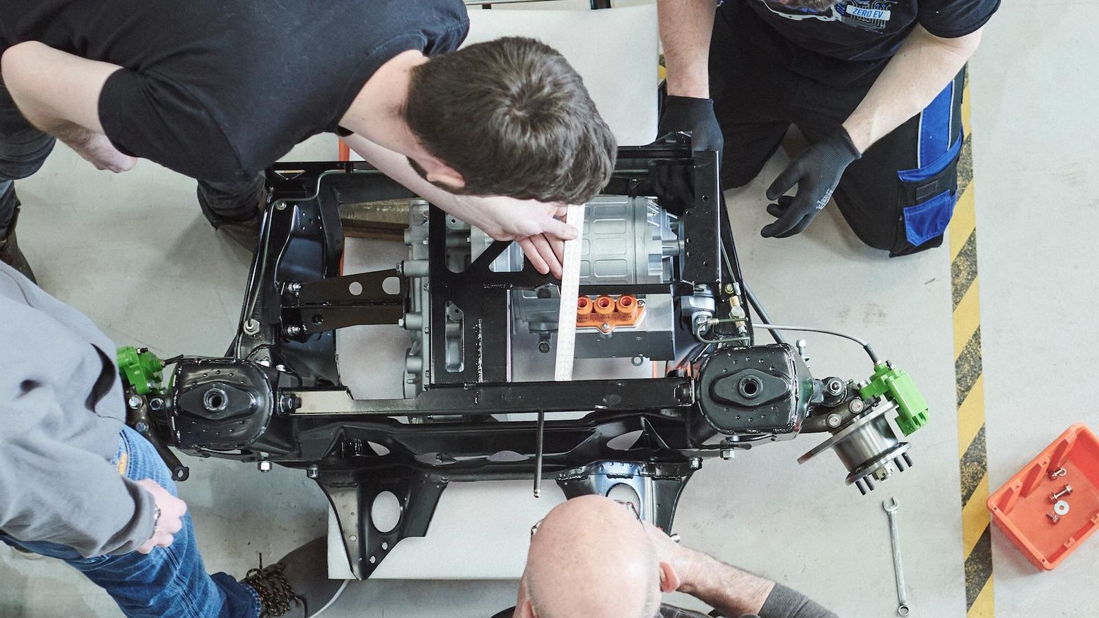 Un pequeño motor eléctrico se sitúa en el eje delantero a la vez que se introducen otras modificaciones en el chasis, como los frenos.