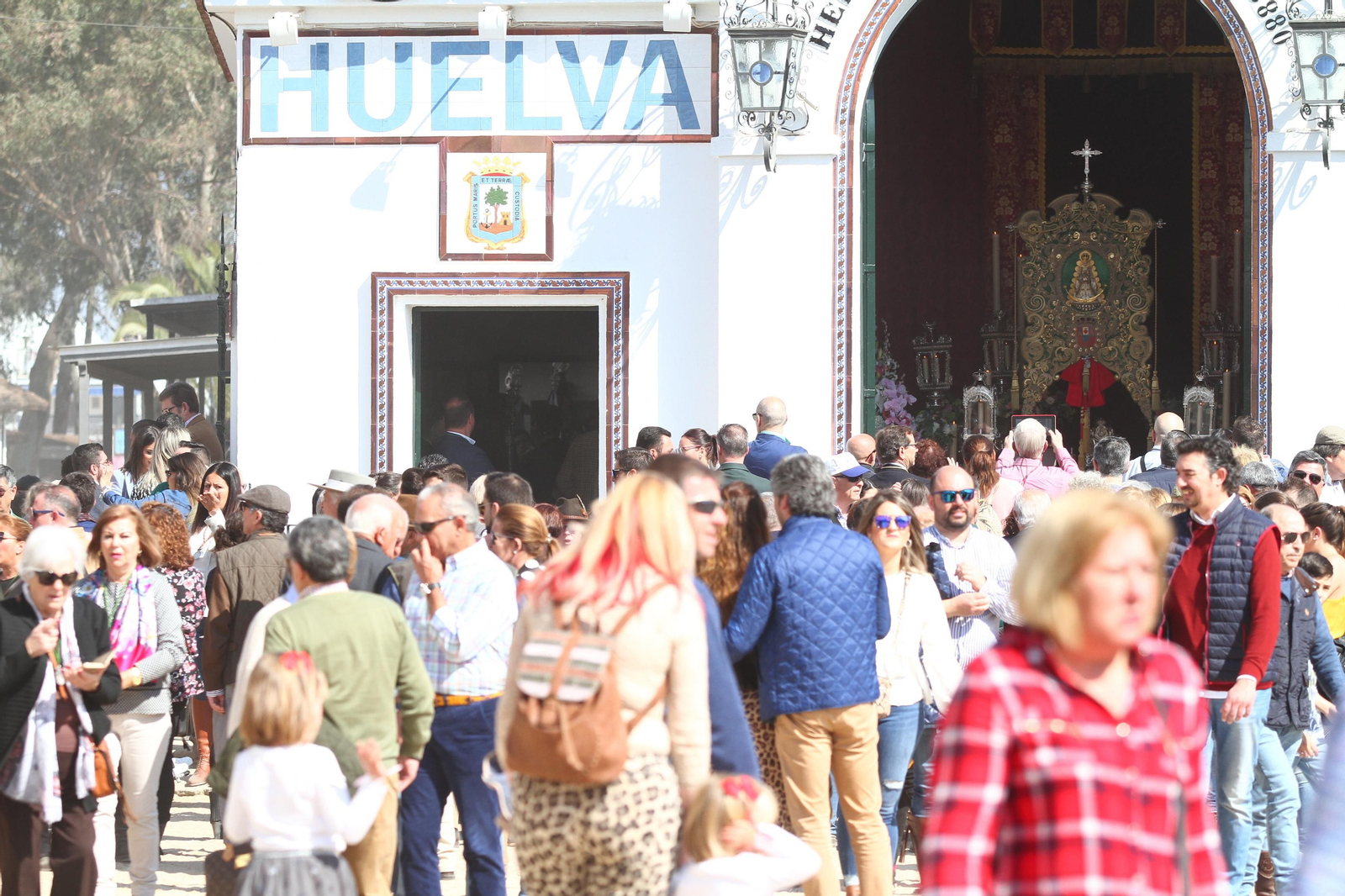 La Hermandad de Huelva se presenta ante la Virgen del Rocío en su peregrinación a la aldea almonteña