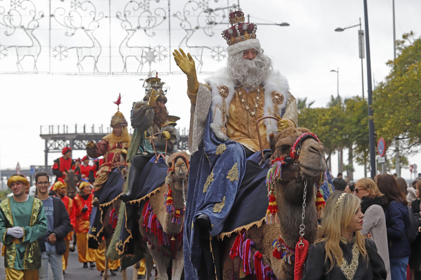 Imágenes de la mágica llegada de los Reyes Magos y la Estrella de la Ilusión a Huelva en barco