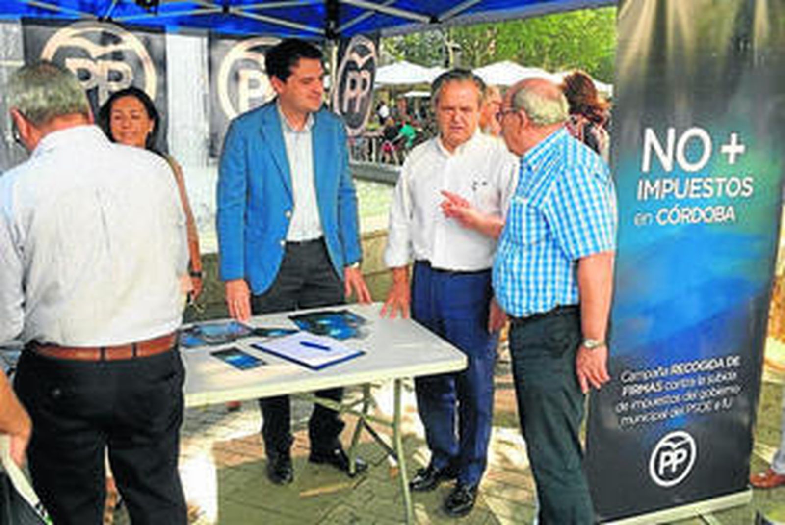 Bellido y Fuentes en la recogida de firmas.