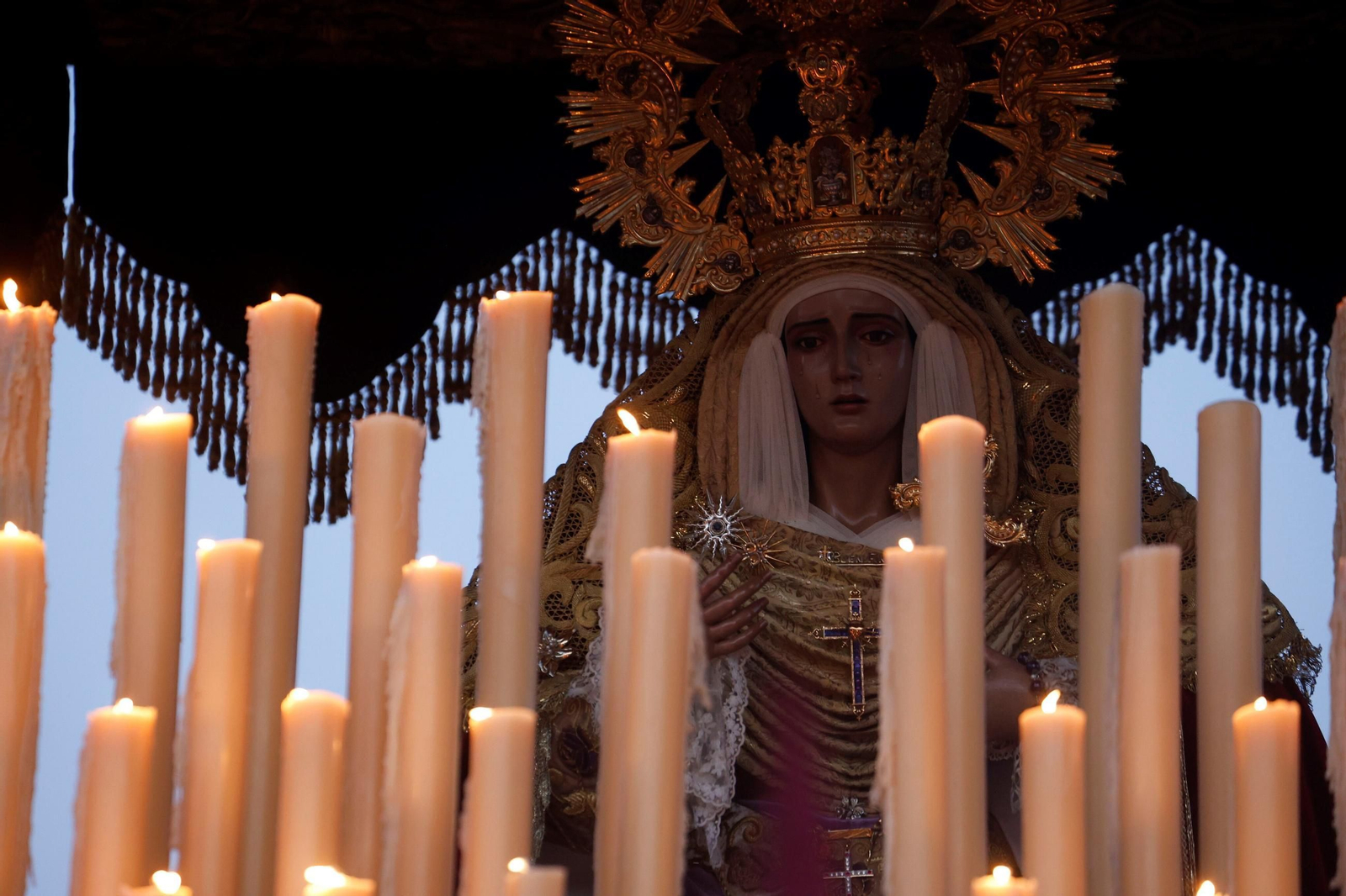La procesión del Descendimiento en este Viernes Santo de Córdoba, en imágenes