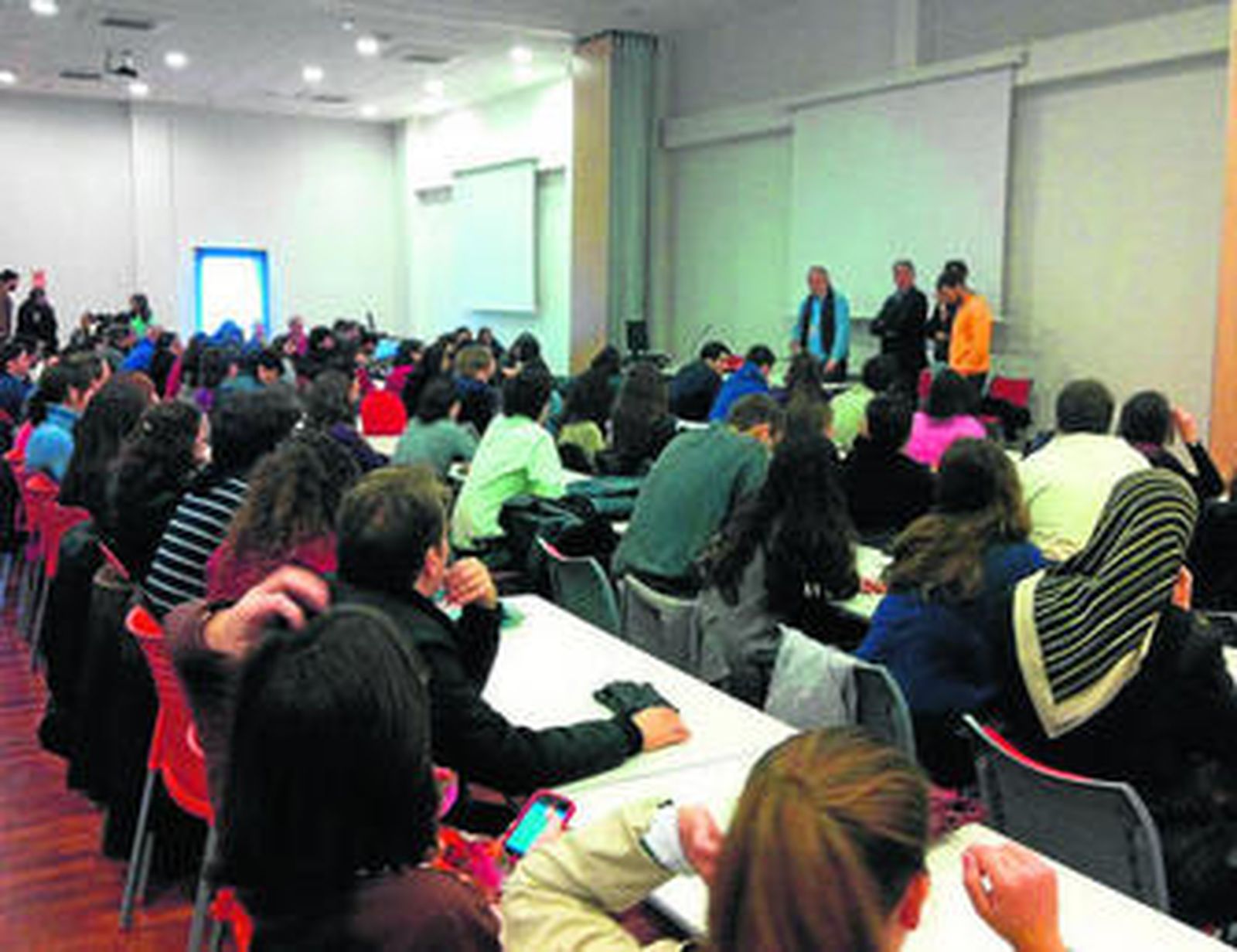 Asamblea de los residentes, ayer, en el Colegio de Médicos.