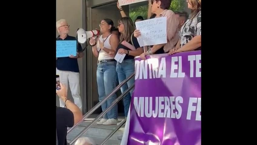 "¿Dónde está Agamama?" en las concentraciones de Cádiz contra los errores en el cribado de cáncer de mama