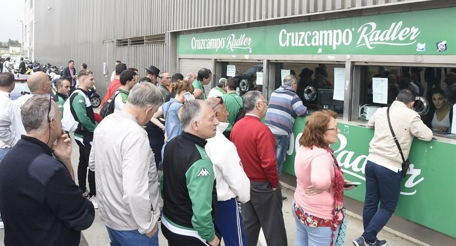 Aficionados del Córdoba CF en las taquillas de El Arcángel.