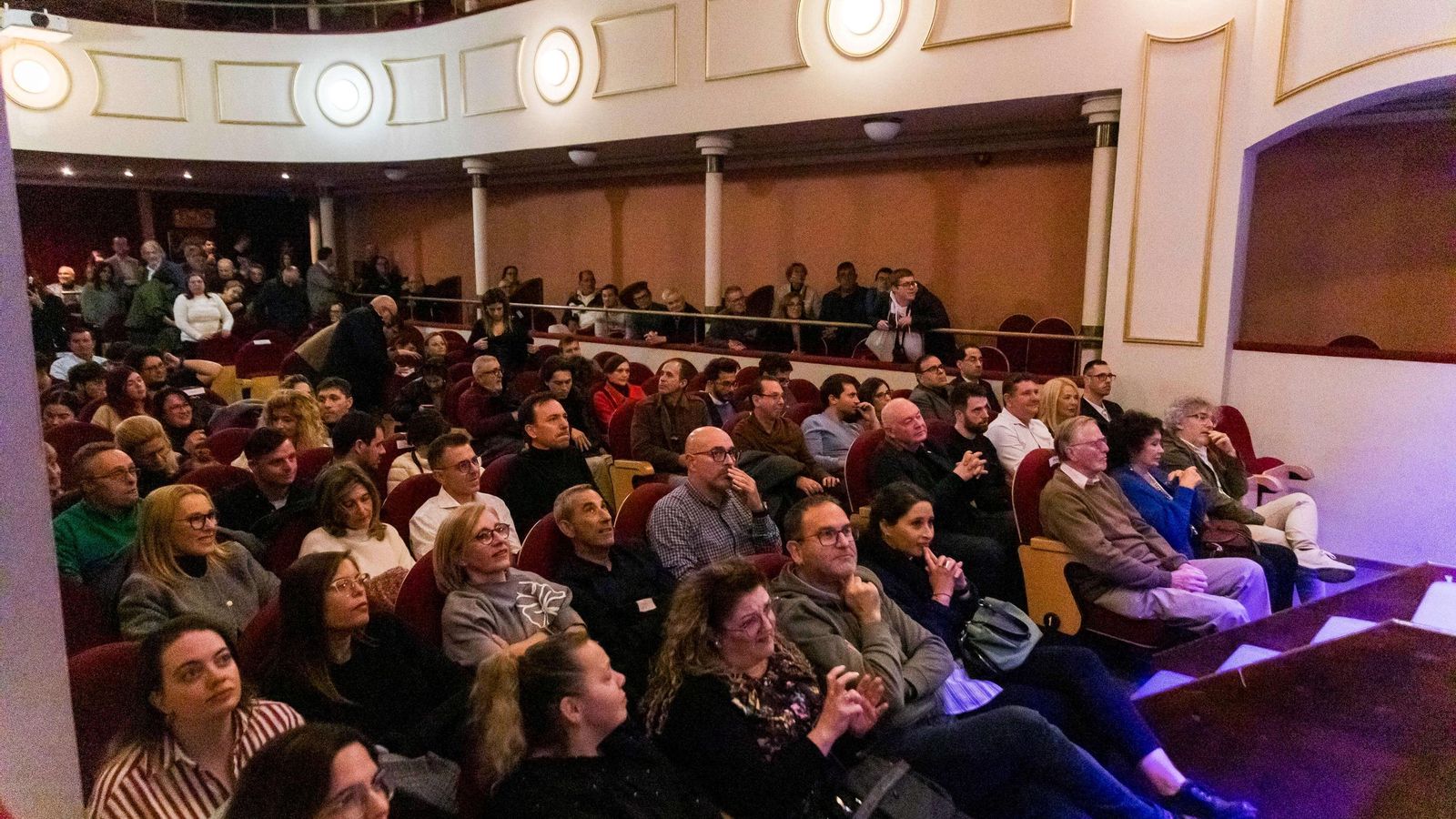 El público abarrotó el Teatro Apolo.
