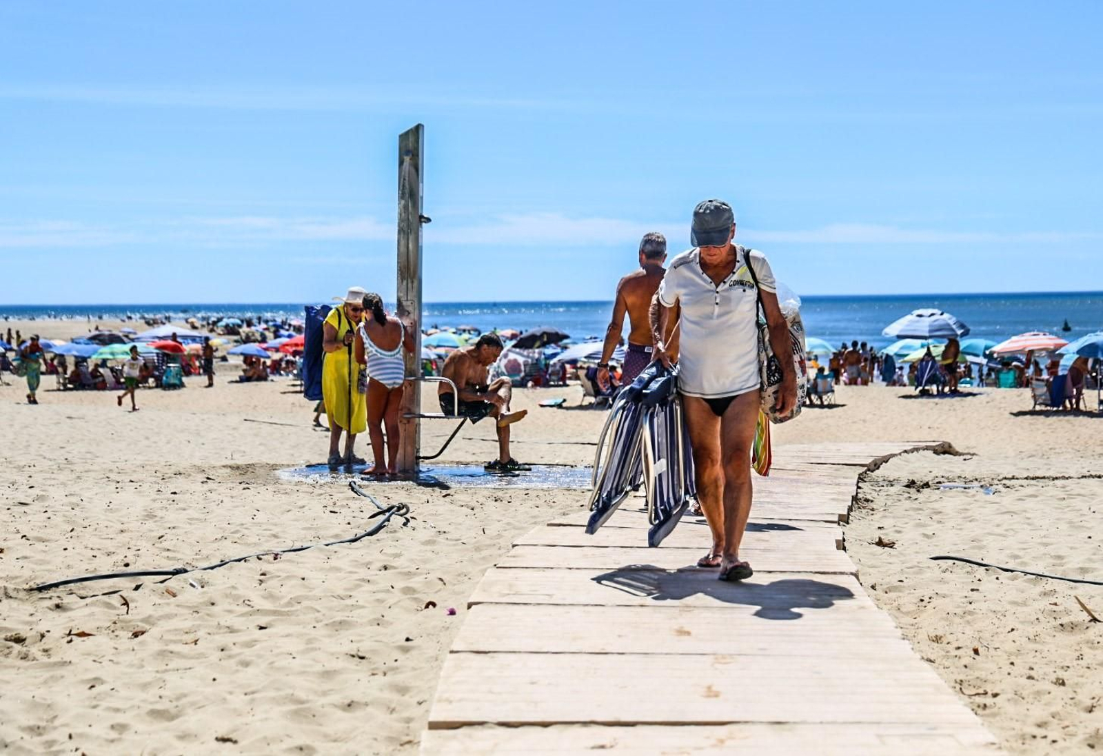 Bañistas este pasado fin de semana en la playa de El Portil.