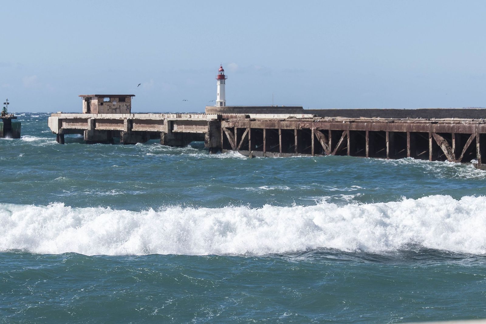 Las imágenes del viento que sacude Almería con rachas de hasta 93 km/h