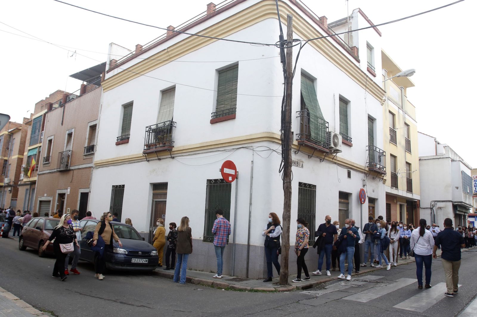 Cola para acceder a la parroquia de San Fernando.
