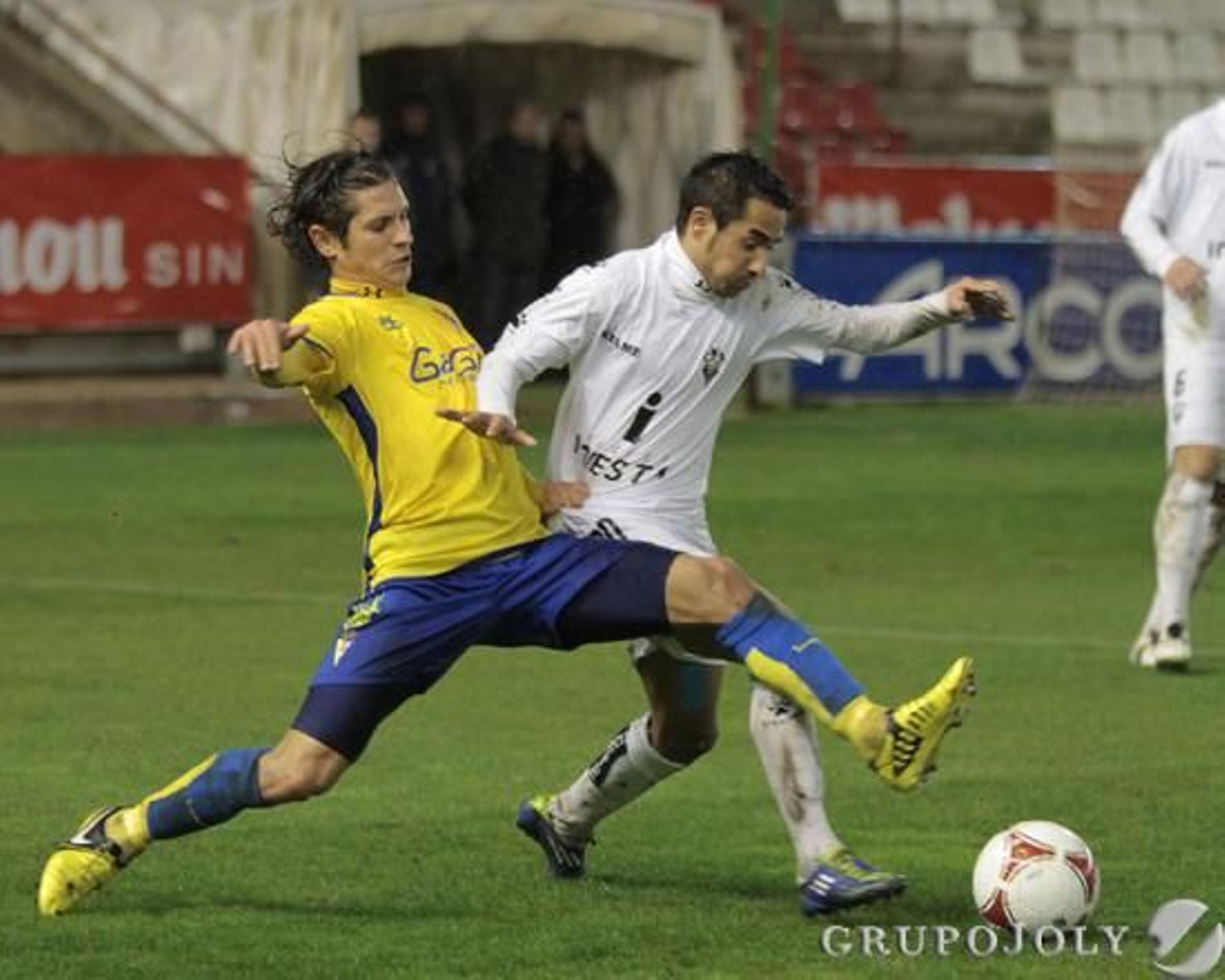 Pablo intenta alcanzar el balón. 

Foto: LOF