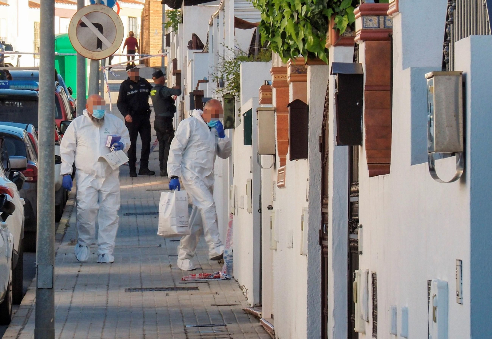 Agentes de la Guardia Civil en el domicilio de la mujer asesinada en Cartaya. Agentes de la Guardia Civil en el domicilio de la mujer asesinada en Cartaya.