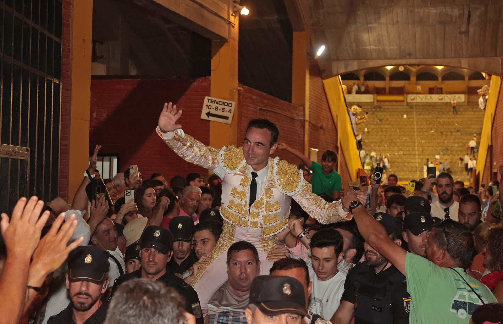 Fotos de la corrida del jueves de la Feria Real de Algeciras 2024 (8).jpg