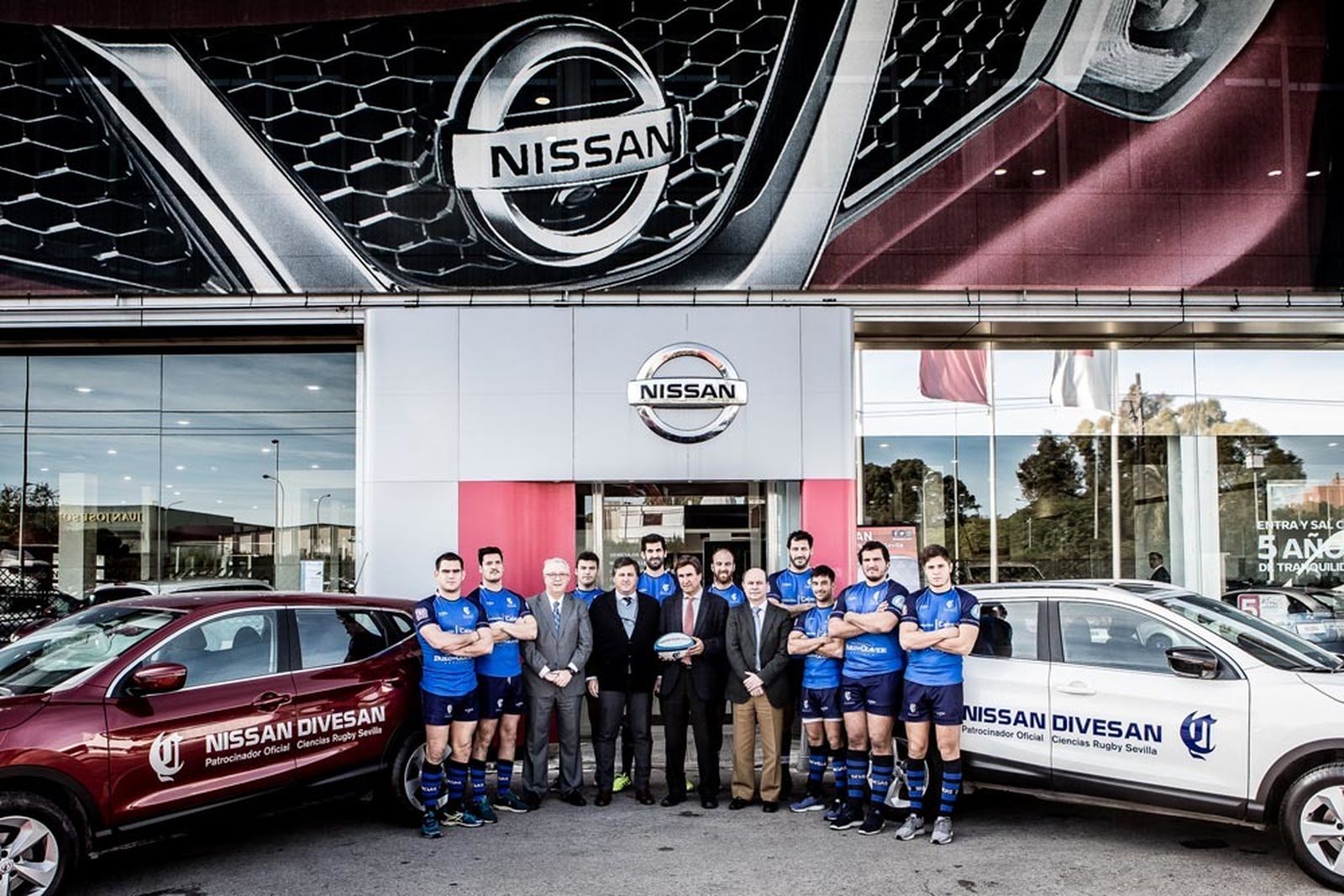 Algunos jugadores del Ciencias Cajasol, junto a representantes de Nissan en la presentación del acuerdo.