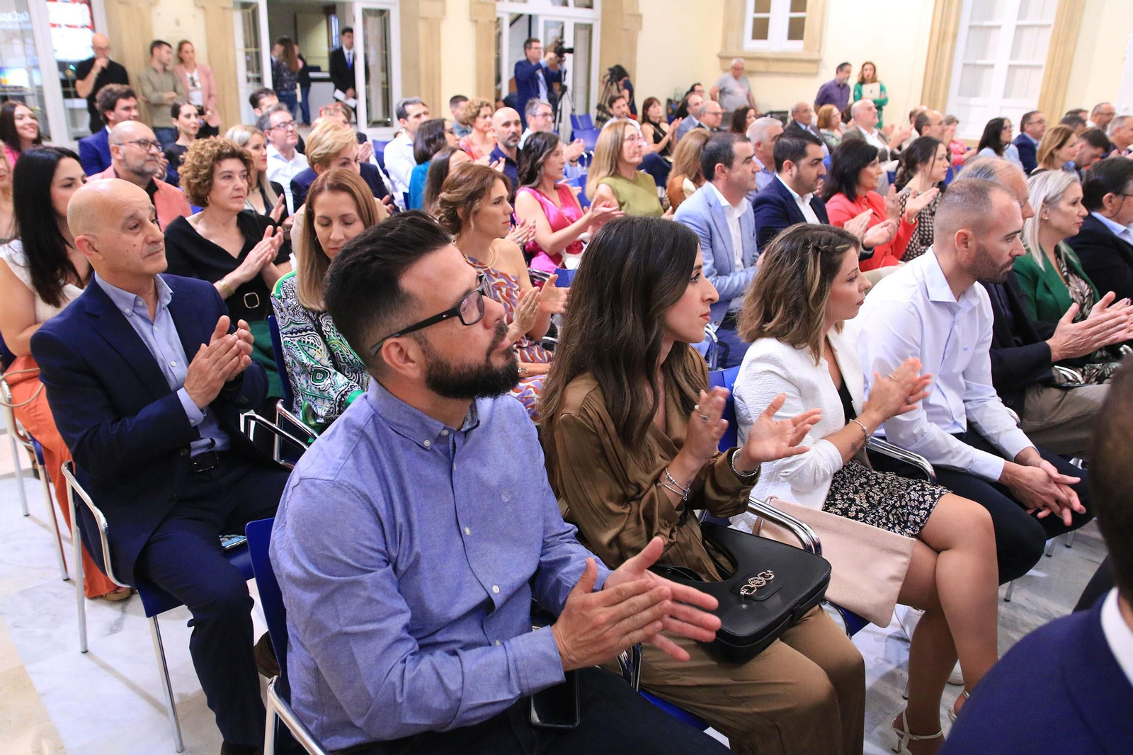 La diputación impone el Escudo de la Provincia a Pedro Caparrós