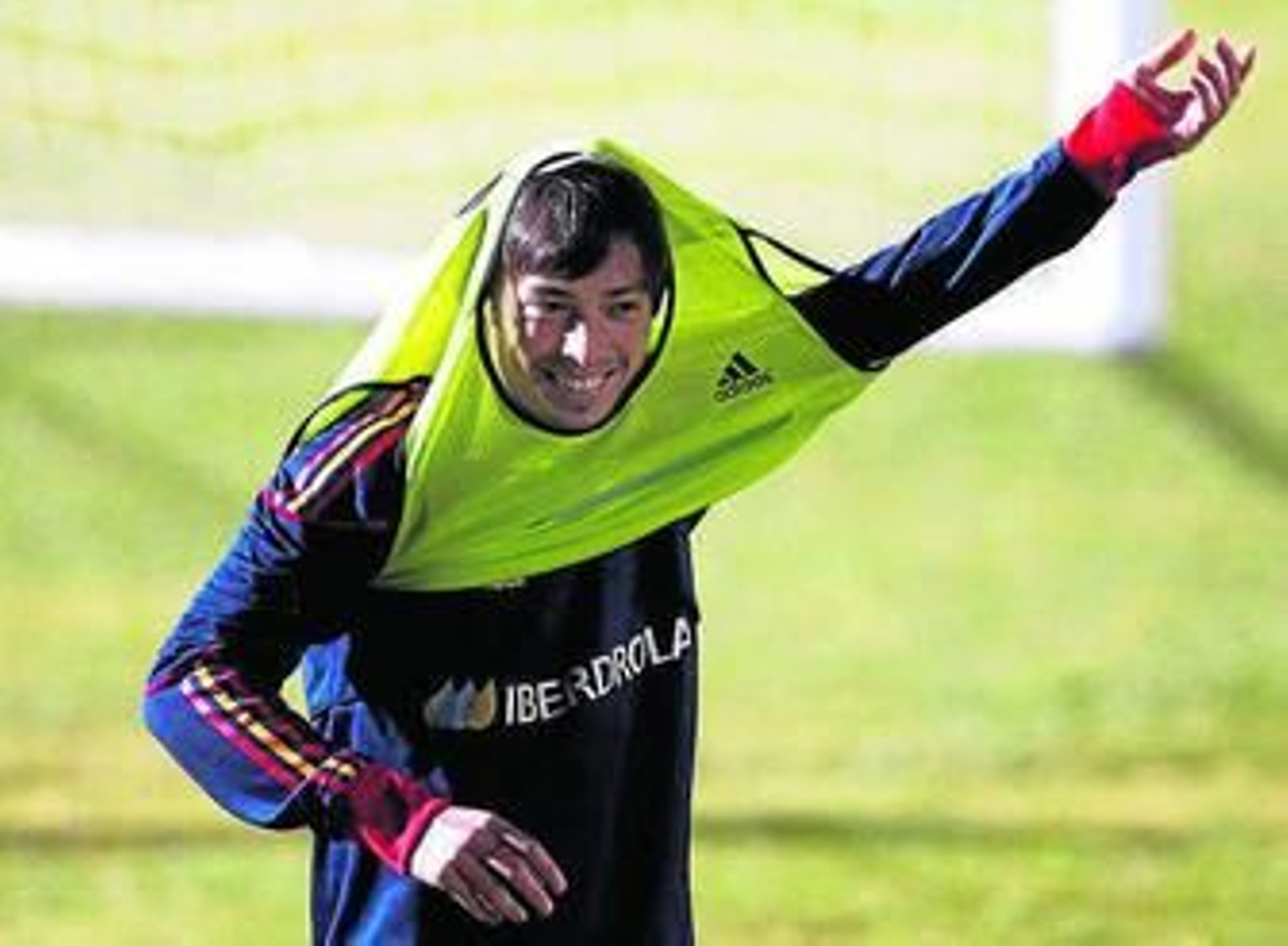 Silva sonríe durante el entrenamiento de España de ayer. Silva sonríe durante el entrenamiento de España de ayer.