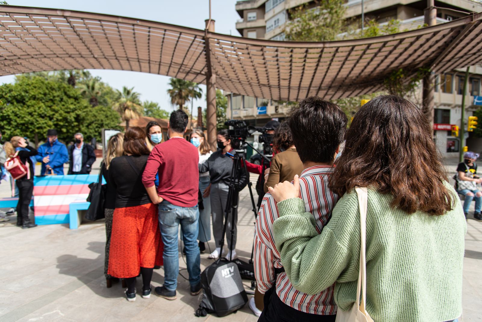 Imágenes de la inauguración del banco trans en Huelva