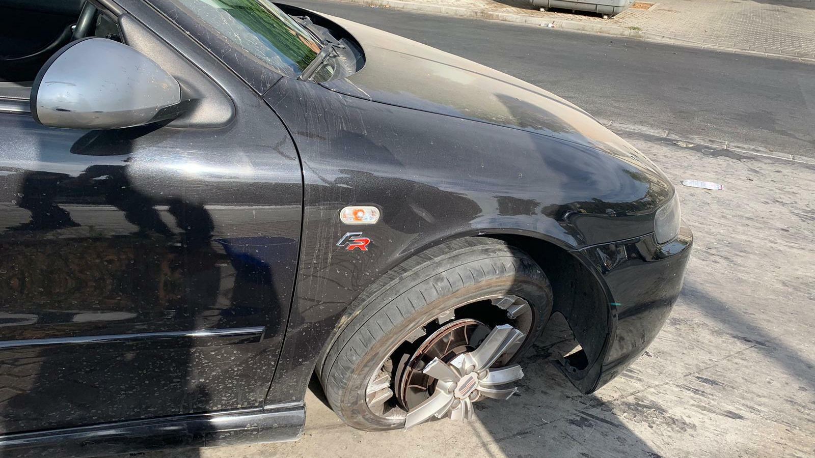 Reventón de la rueda durante la huida.