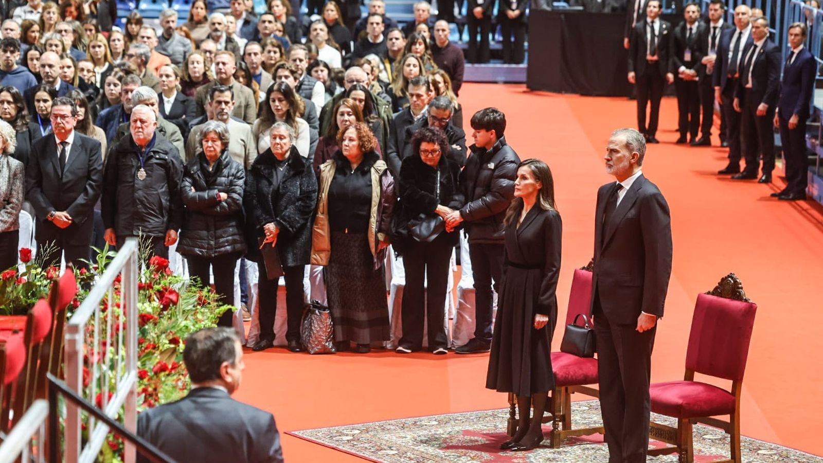 Los reyes Felipe VI y Letizia, en la pista del Palacio de los Deportes Carolina Marín, junto a los familiares de las víctimas.