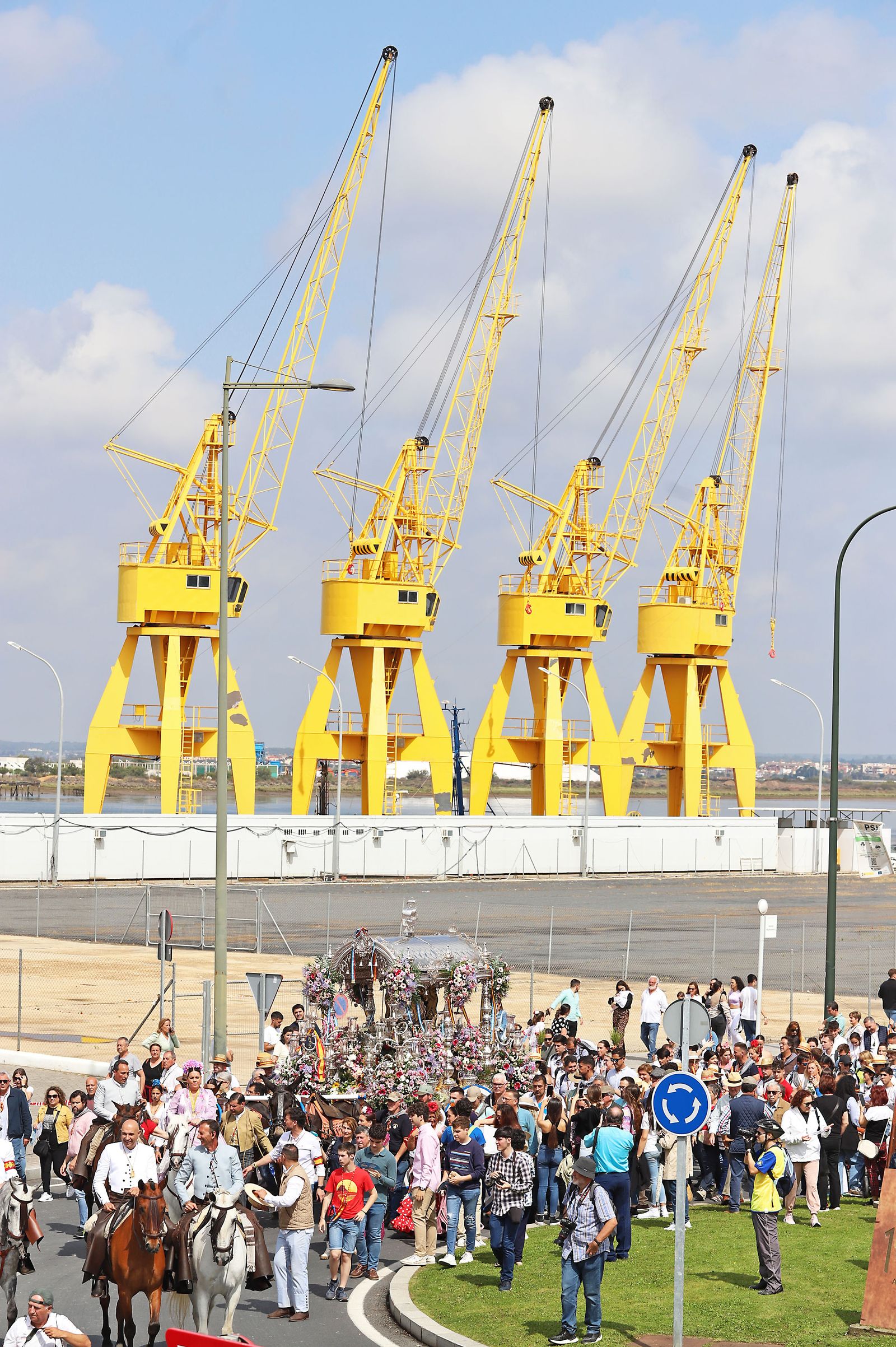 El Rocío 2023: Imágenes de la Hermandad de Emigrantes en su salida de Huelva