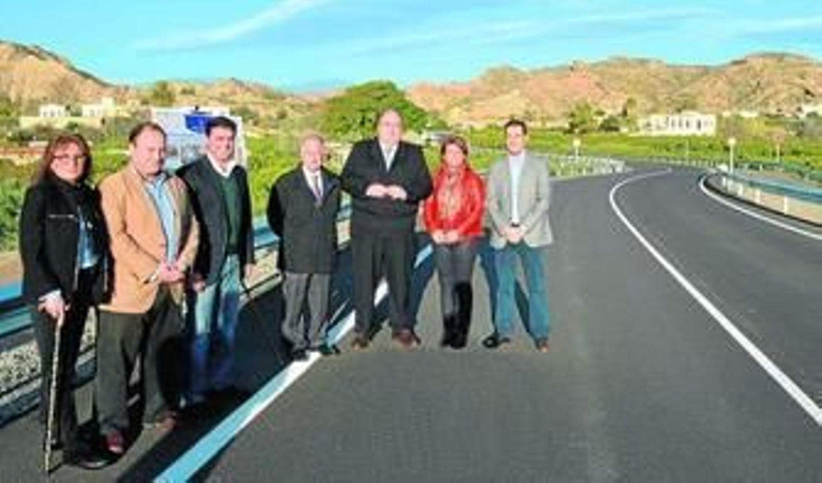 Amat, el alcalde de Gádor y otros responsables de Diputación y el Ayuntamiento han visitado la recién estrenada carretera.