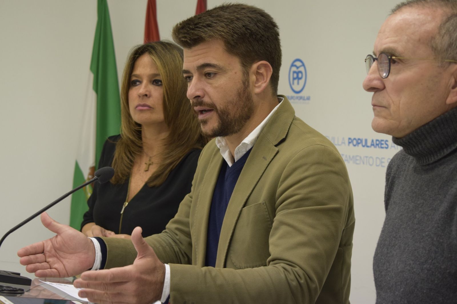 Beltrán Pérez durante la rueda de prensa en la sede del partido en el Ayuntamiento.