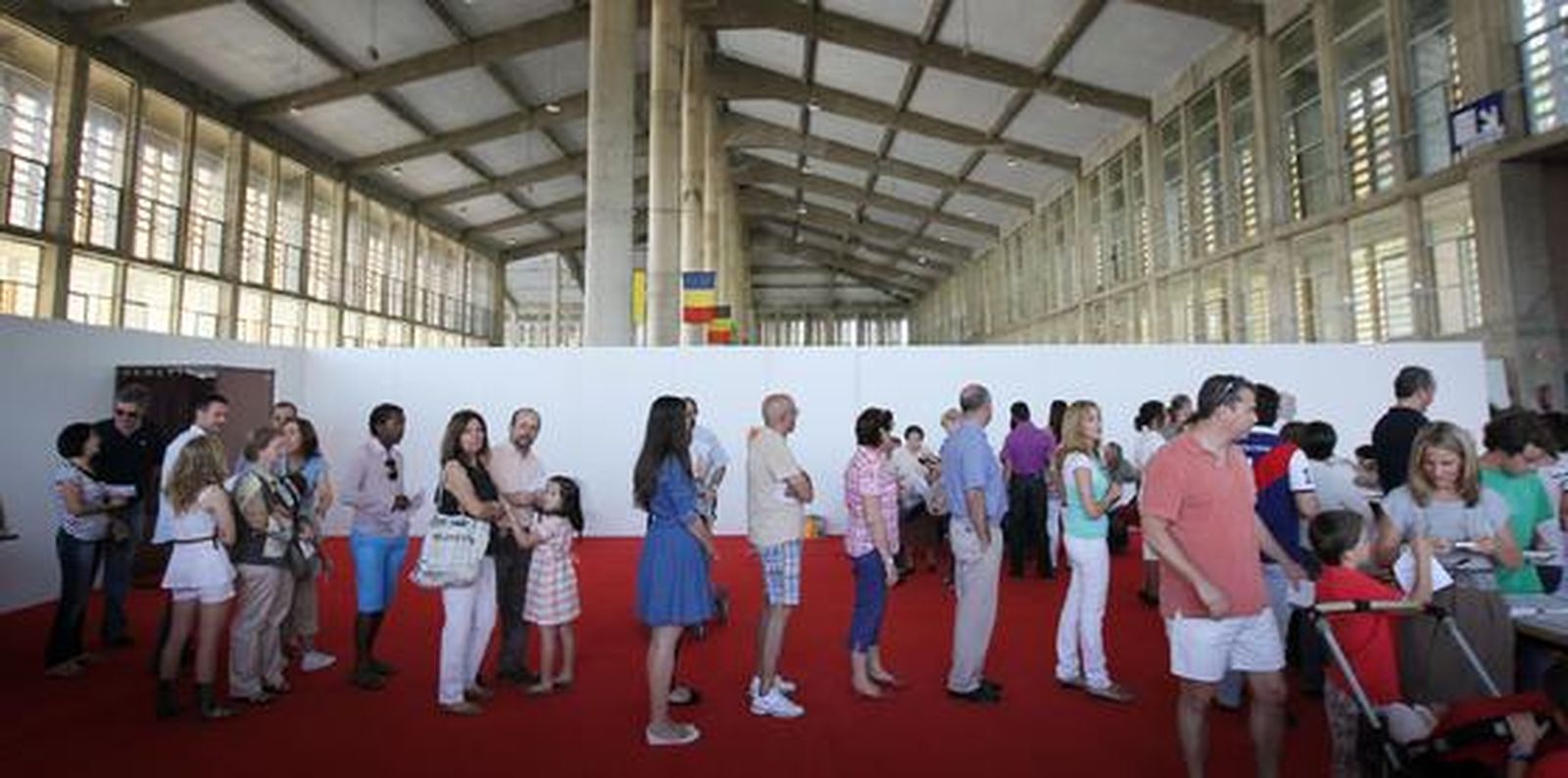 Cola en la mesa ‘U’ de Ifeca, donde llegó a tardarse hasta media hora, tal fue la afluencia.

Foto: Miguel Ángel González