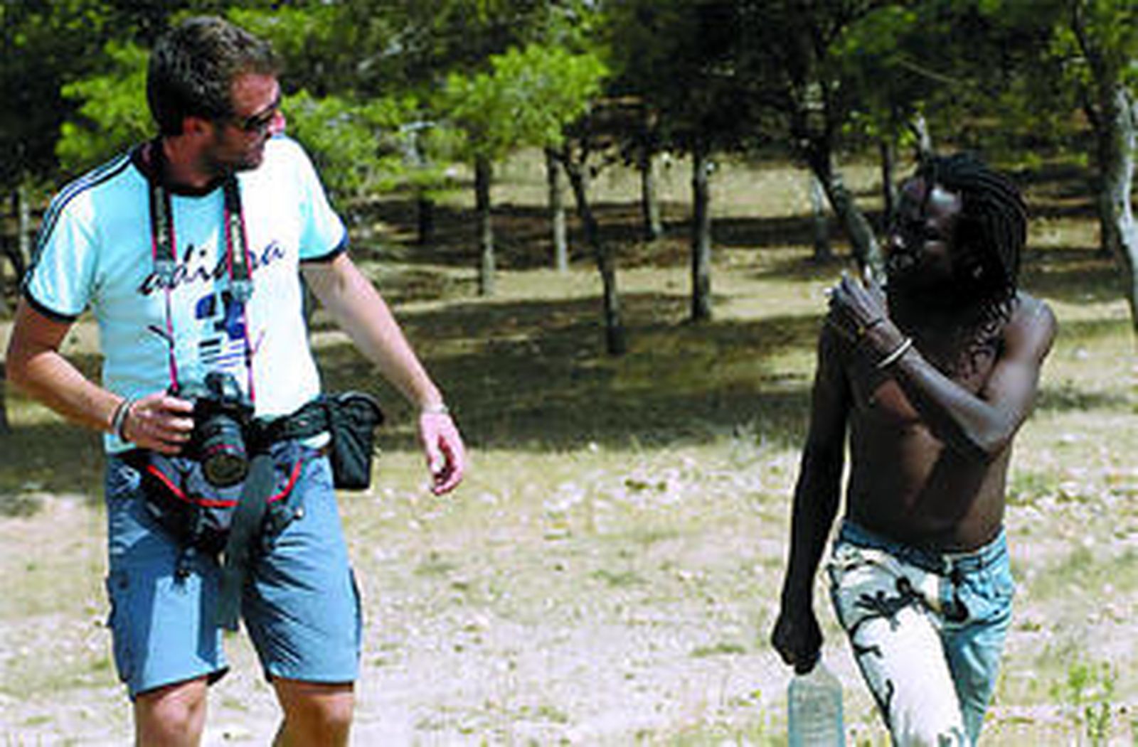 Rafael Marchante, con un inmigrante subsahariano, durante un reportaje.