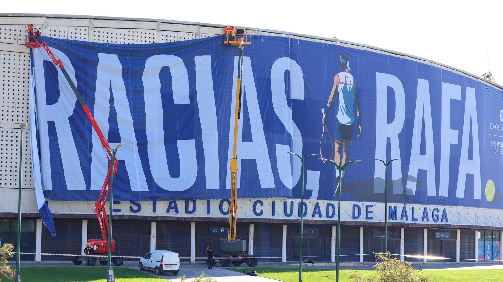 La pancarta de homenaje a Rafa Nadal en el Ciudad de Málaga, en imágenes