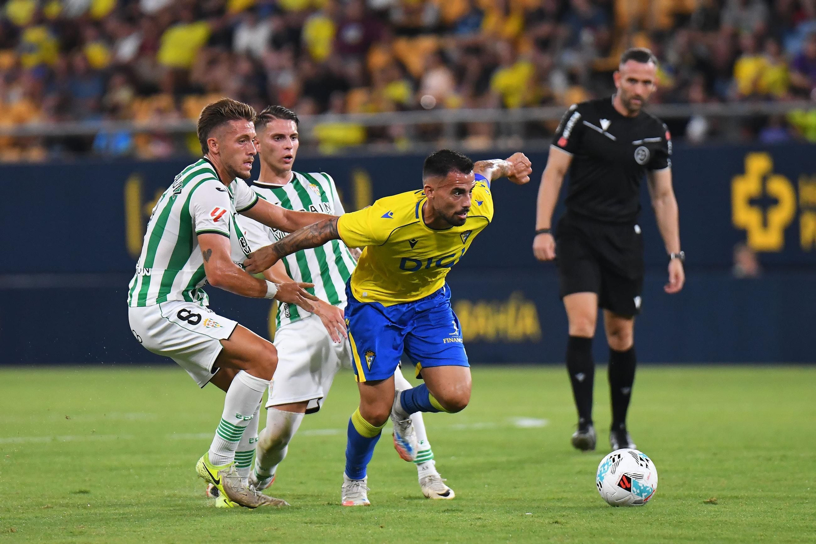 Suso se zafa de dos rivales en la cita contra el Córdoba.