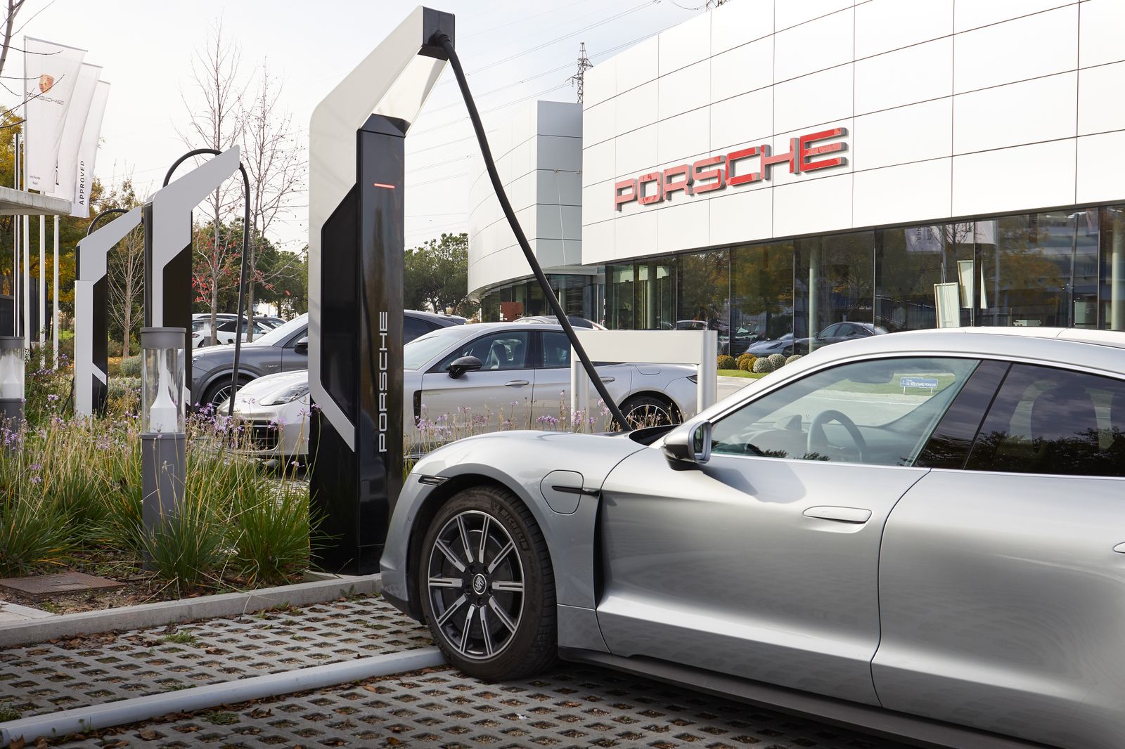 Porsche inaugura una estación de carga con seis turbocargadores de 350 kW