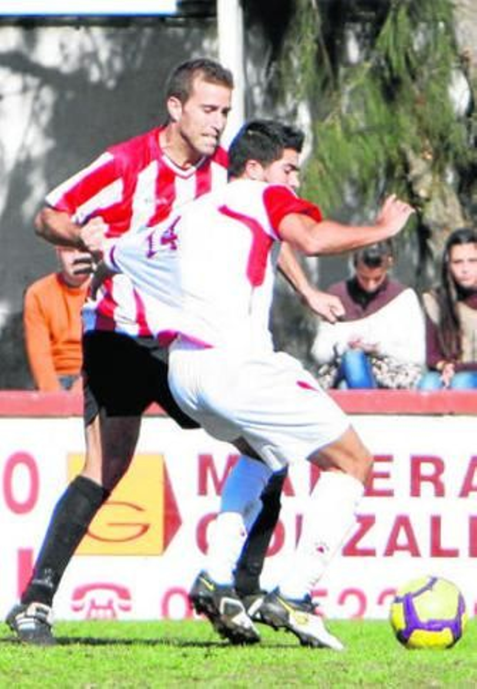 Carlos Martínez es sujetado por un jugador del Tharsis.