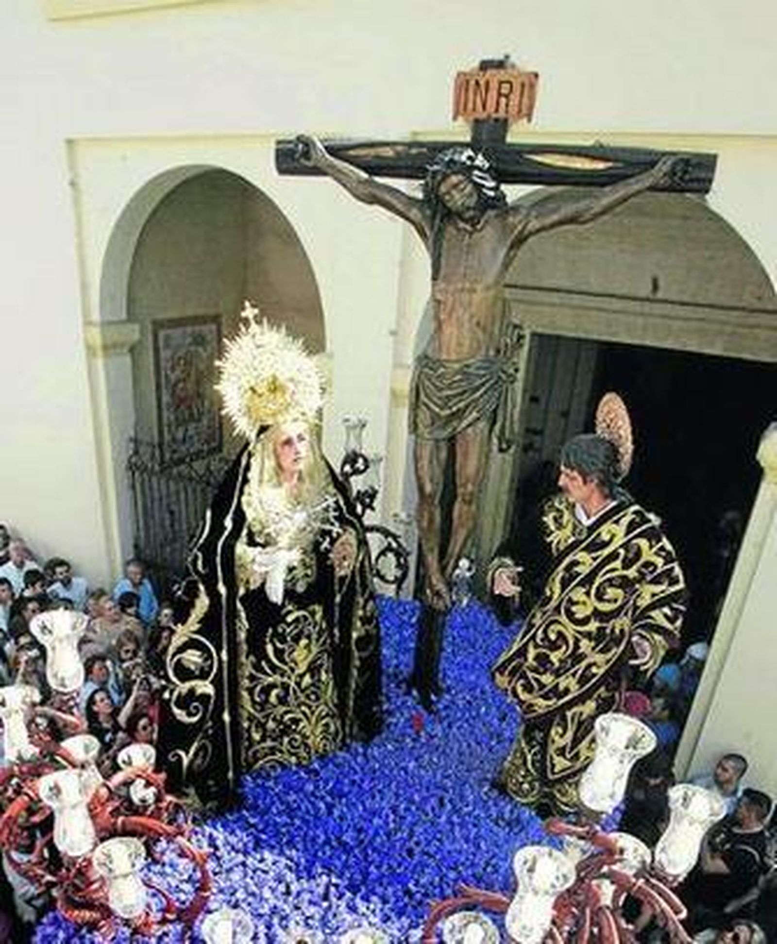 El Cristo de las Penas sale de la Iglesia de Santiago, en Agustín Moreno.