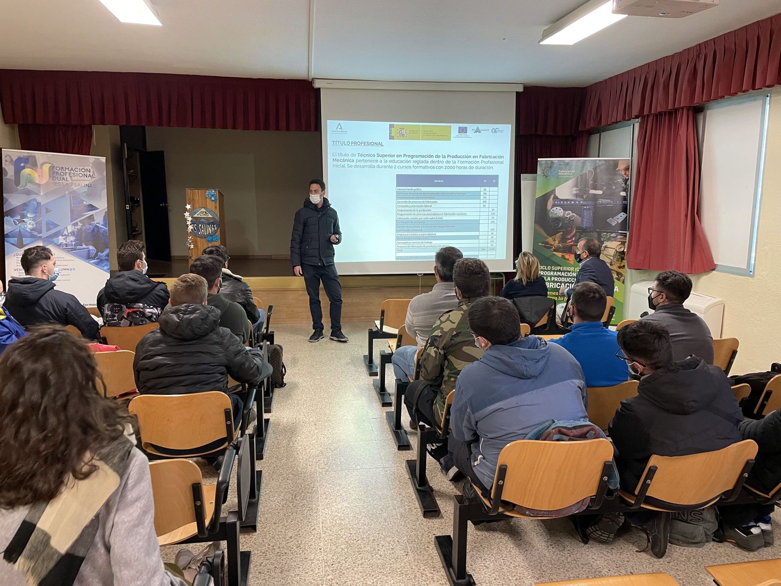 Acto de firma del acuerdo del IES Las Salinas con Oetiker.