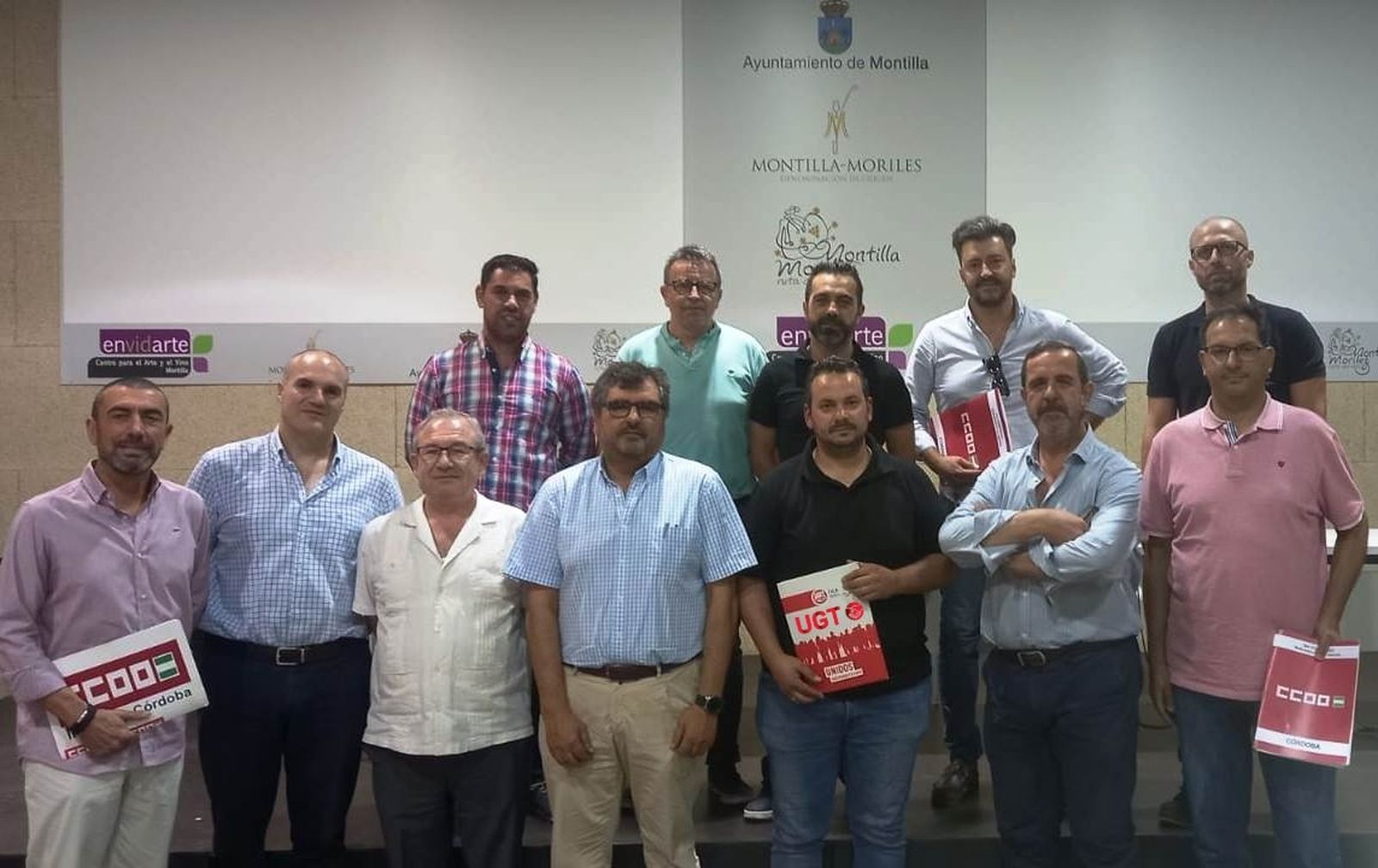 Asistentes a la firma del convenio colectivo.