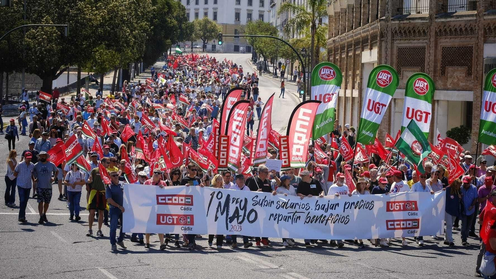 Un momento de la manifestación de Primero de Mayo convocada por CCOO y UGT, bajando la Cuesta de Las Calesas, en Cádiz. Un momento de la manifestación de Primero de Mayo convocada por CCOO y UGT, bajando la Cuesta de Las Calesas, en Cádiz.
