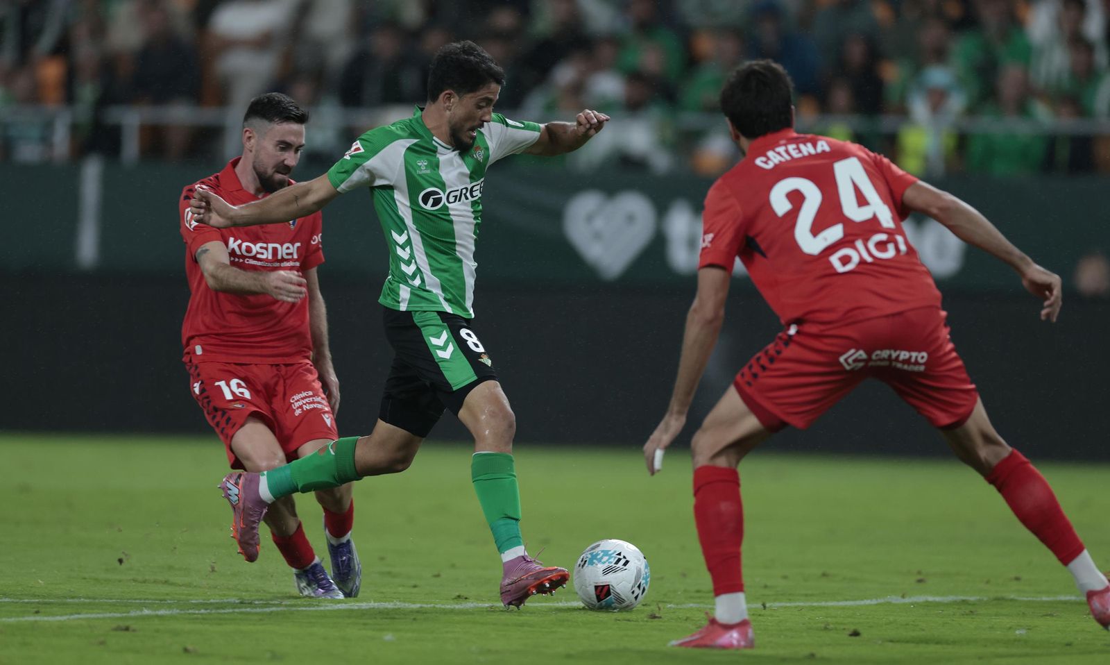 Fornals intenta un disparo perseguido por Moi Gómez ante Catena.