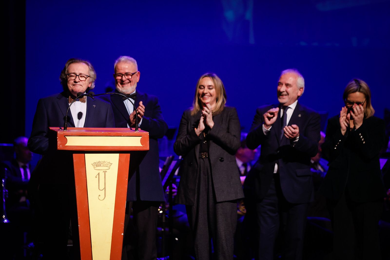 Entrega de las tapas de pregonero de la Semana Santa 2026 a Tito Ortiz