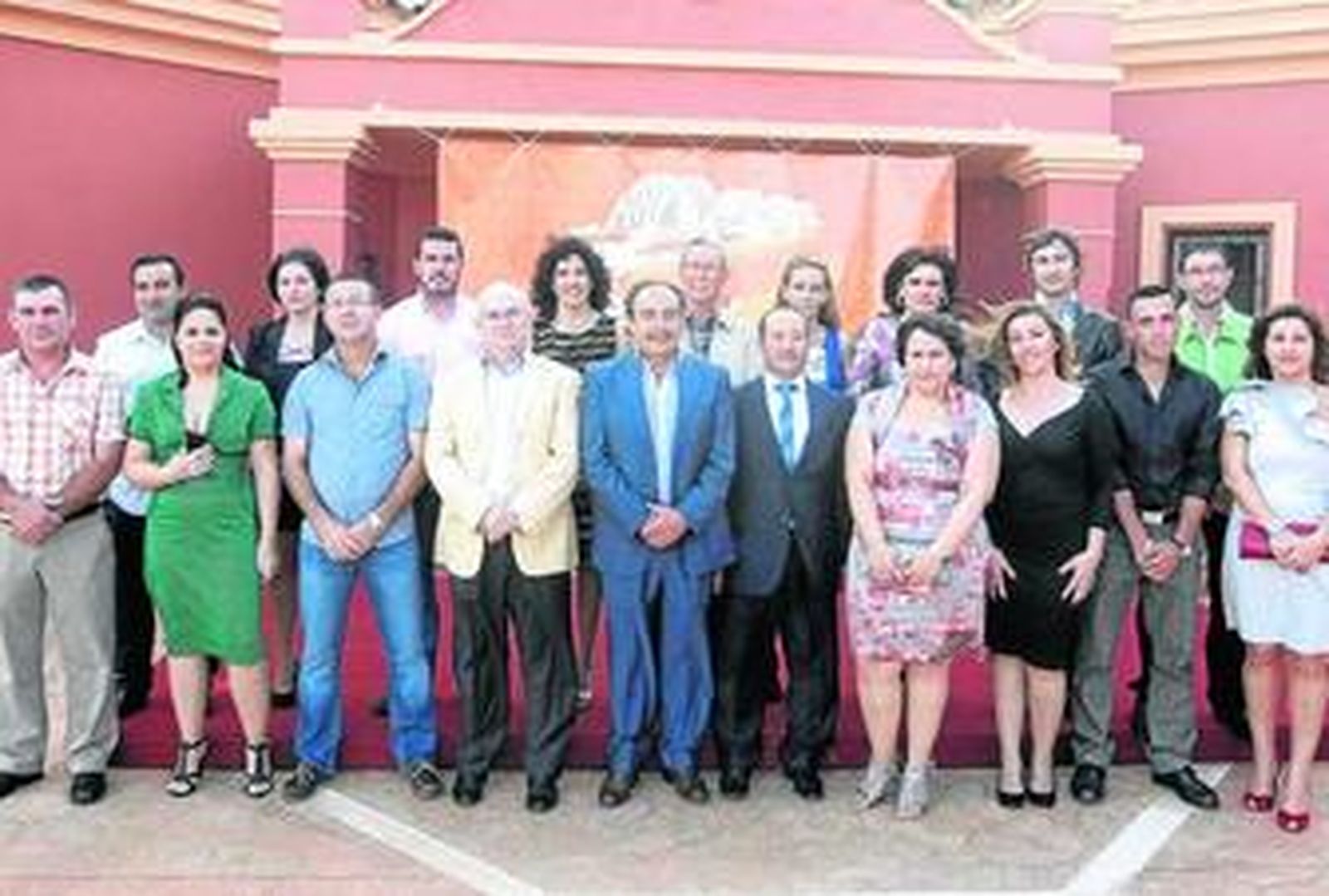 Los integrantes de la candidatura del PIVG posan minutos antes del inicio del acto de presentación.