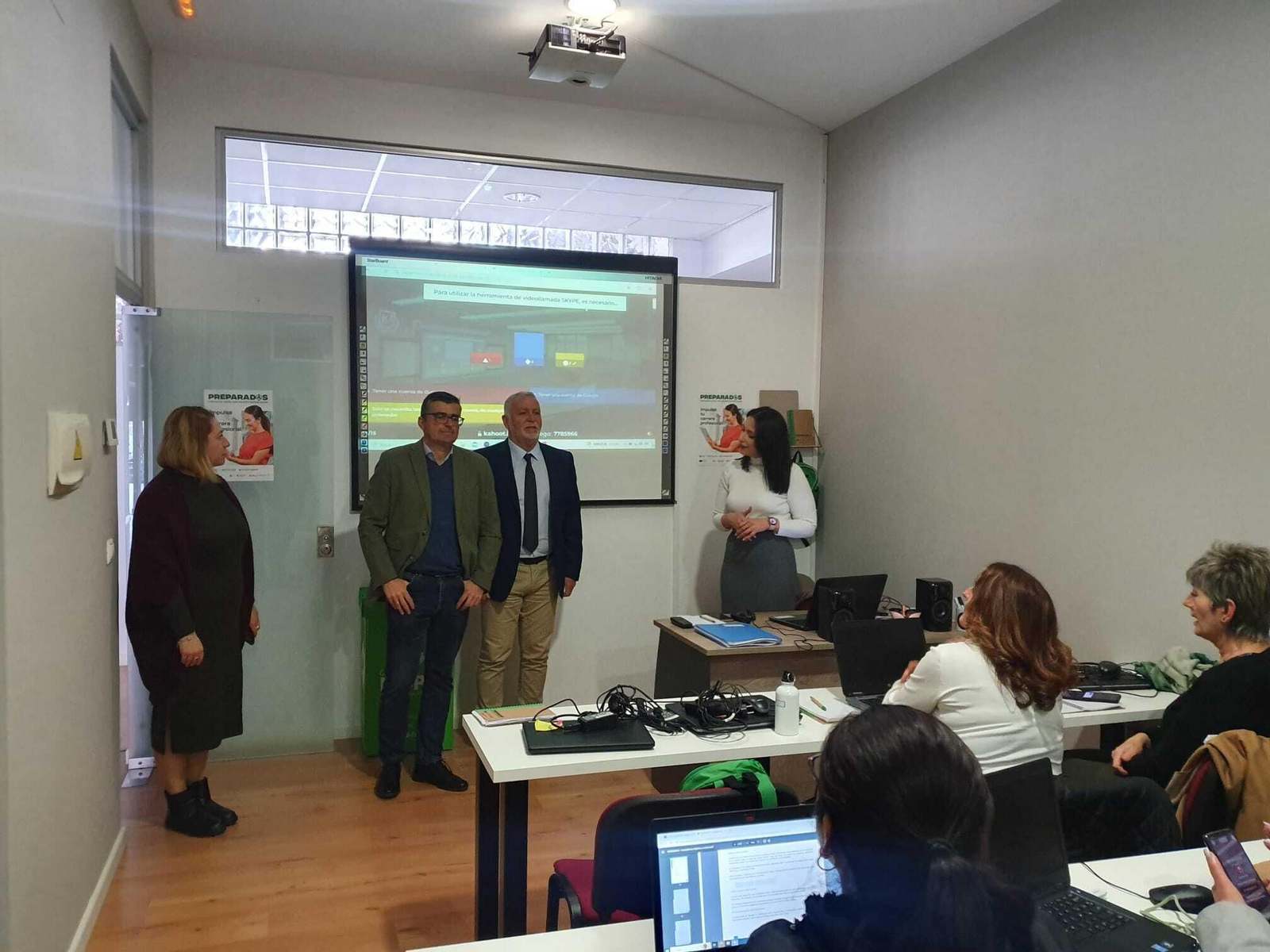 El delegado territorial en Granada de la Consejería de Empleo, Empresa y Trabajo Autónomo, Javier Martín, en los cursos ‘Competencias digitales y empleo de Guadix